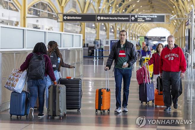 셧다운 종료 첫날 버지니아의 레이건 공항 [EPA 연합뉴스 자료사진]