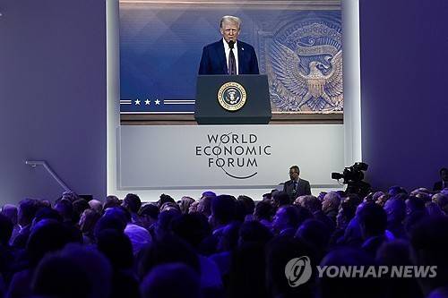 2025 다보스포럼에서 화상으로 연설하는 트럼프 [AP 연합뉴스 자료사진. 재판매 및 DB 금지]