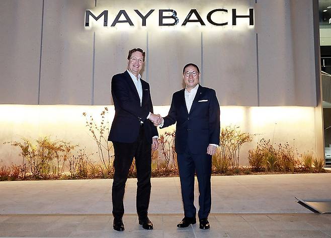 벤츠 회장과 조현상 HS효성 부회장 (서울=연합뉴스) 올라 칼레니우스 메르세데스-벤츠 회장(왼쪽)과 조현상 HS효성 부회장이 13일 서울 강남구 마이바흐 브랜드센터 서울에서 기념촬영을 하고 있다. 2025.11.13 [벤츠코리아 제공. 재판매 및 DB 금지] photo@yna.co.kr