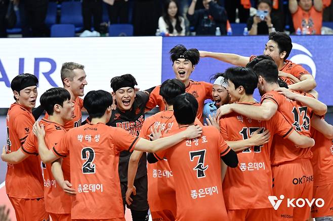 새 연고지 부산 첫 승에 기뻐하는 OK저축은행 선수들 [한국배구연맹 제공. 재판매 및 DB 금지]