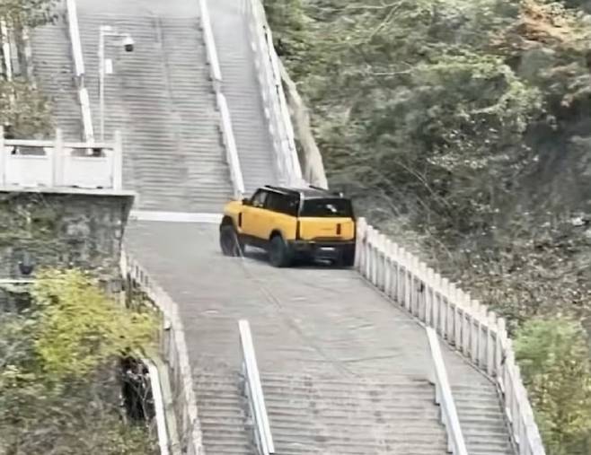 장각계 천문산 계단 오르다 난간에 부딪친 체리자동차 SUV [웨이보 캡처. 재판매 및 DB 금지]