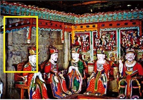 1954년 초여름 촬영한 명부전 내부 사진  노란색 표시한 부분이 제10오도전륜대왕도가 있던 자리 [제공 속초시립박물관]