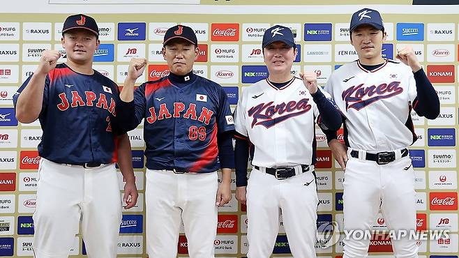 한일 평가전 앞두고 공식 기자회견에서 기념촬영 (도쿄=연합뉴스) 이동해 기자 = 한국과 일본 야구대표팀 감독과 선수들이 14일 일본 도쿄돔에서 월드베이스볼클래식(WBC) 대비 한일 평가전을 앞두고 열린 공식 기자회견에서 기념 촬영하고 있다.
    왼쪽부터 일본 야구대표팀의 마키 슈고와 이바타 히로카즈 감독, 한국 야구대표팀의 류지현 감독과 박해민. 2025.11.14 eastsea@yna.co.kr