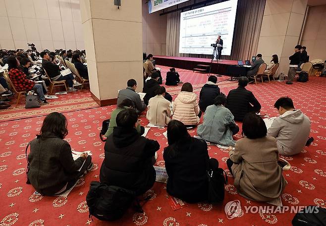 '바닥에 앉아서라도' (서울=연합뉴스) 한종찬 기자 = 2026학년도 대학수학능력시험 다음날인 14일 서울 광진구 세종대학교에서 열린 종로학원 2026 정시 합격예측 및 전략 설명회에서 자리를 맡지 못한 학부모들이 바닥에 앉아 강사의 설명을 듣고 있다. 2025.11.14 saba@yna.co.kr
