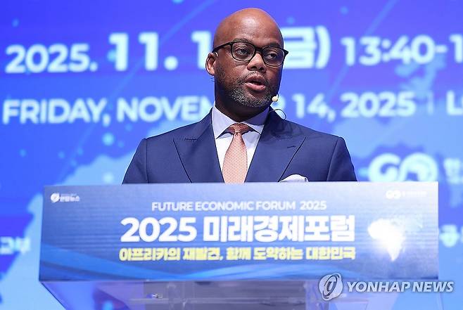 2025 미래경제포럼 기조연설 (서울=연합뉴스) 김성민 = 14일 서울 중구 롯데호텔에서 국가기간뉴스통신사 연합뉴스 주최로 열린 '2025 미래경제포럼'에서 웸켈레 케베츠웨 메네 아프리카대륙자유무역지대(AfCFTA) 사무총장이 기조연설을 하고 있다. 
    이날 포럼은 '아프리카의 재발견, 함께 도약하는 대한민국'을 주제로 열렸다. 2025.11.14 ksm7976@yna.co.kr