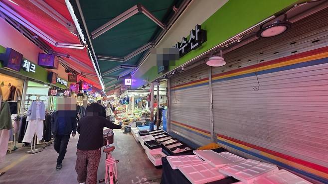 굳게 닫힌 사고 상인 상점 (부천=연합뉴스) 강종구 기자 = 트럭돌진사고를 낸 60대 남성의 부천제일시장 수산물 점포의 문이 닫혀져 있다.
2025.11.14
inyon@yna.co.kr