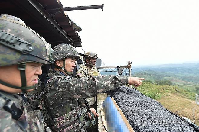 합참의장-연합사령관, GP·GOP 방문해 군사대비태세 점검 (서울=연합뉴스) 진영승 합참의장이 추석 연휴 첫날인 3일 제이비어 브런슨 주한미군사령관 겸 한미연합군사령관과 서부전선 접적지역 GP·GOP부대를 방문, 군사대비태세를 점검하고 있다. 2025.10.3 [합참 제공. 재판매 및 DB 금지] photo@yna.co.kr