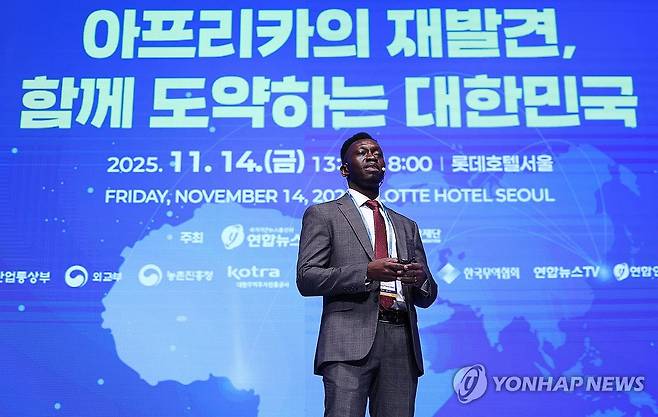 강연하는 토마스 타반 아콧 인제대 상계백병원 외과 전문의 (서울=연합뉴스) 김성민 = 14일 서울 중구 롯데호텔에서 국가기간뉴스통신사 연합뉴스 주최로 열린 '2025 미래경제포럼'에서 토마스 타반 아콧 인제대 상계백병원 외과 전문의가 강연을 하고 있다. 
    이날 포럼은 '아프리카의 재발견, 함께 도약하는 대한민국'을 주제로 열렸다. 2025.11.14 ksm7976@yna.co.kr