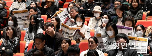 15일 오후 안양시 동안구 롯데백화점 평촌점 식품관에서 열린 ‘평촌청솔학원 2026 수능 가채점 설명회’에서 수험생과 학부모들이 정시 배치 참고표를 살펴보고 있다. 2025.11.15 /최은성기자 ces7198@kyeongin.com