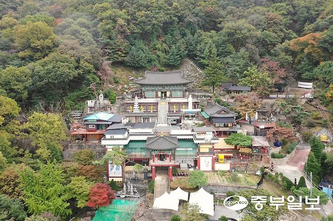 성남 약사사 전경. 경사진 곳을 계단식으로 정비하여 아기자기하면서도 웅장하게 법당들을 세웠다. 주수완