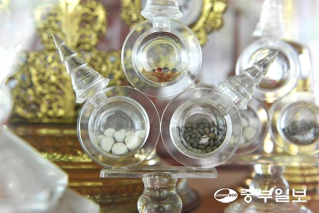 적멸보궁 안에 봉안된 다양한 모습의 진신사리. 주수완