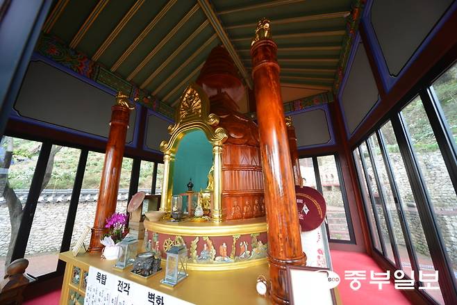 적멸보궁 안에 세워진 목조 스투파(탑). 주수완