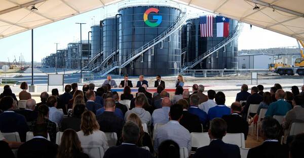 그레그 애벗 미국 텍사스 주지사와 순다 피차이&nbsp;구글&nbsp;최고경영자(CEO)가 14일(현지시간) 텍사스주 댈러스 인근의 미들로디언 데이터센터에서&nbsp;구글의 400억 달러 데이터센터 신규 투자를 발표하고 있다. 연합뉴스