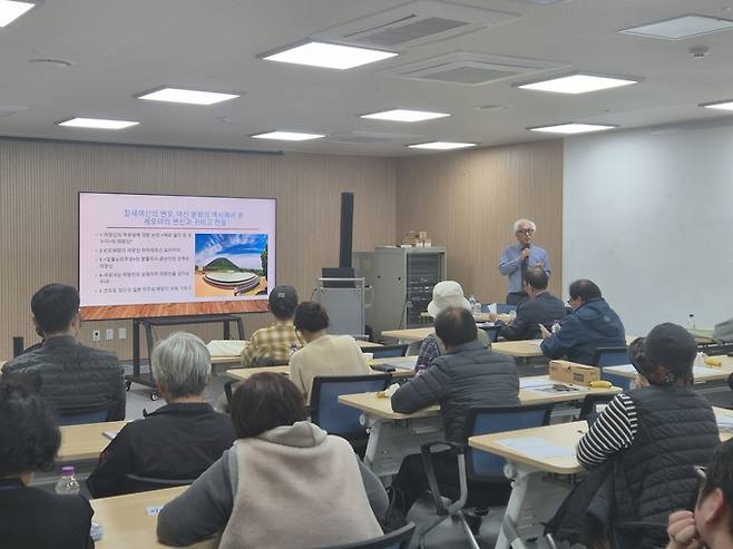 ▲ 서울대학교 국어국문학과 조현설 교수가 12일 포항 귀비고에서 열린 '2025 귀비고 신화학 아카데미' 두 번째 강연에서 '마고할미에서 세오녀까지'를 주제로 강연하고 있다.
