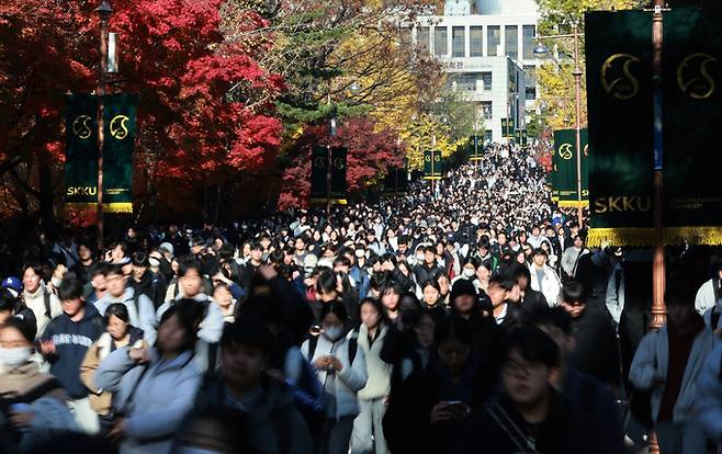▲ 15일 서울 종로구 성균관대에서 이 학교 2026학년도 수시모집 논술시험을 마친 수험생들이 고사장을 나서고 있다. 연합뉴스,