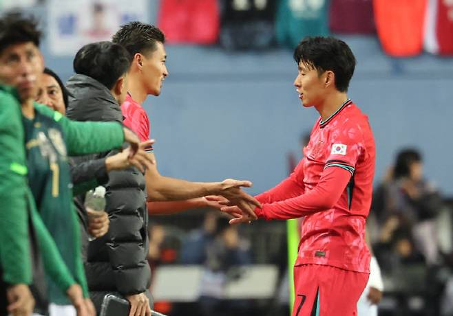 14일 대전월드컵경기장에서 열린 남자축구 국가대표 A매치 평가전 대한민국과 볼리비아의 경기. 손흥민이 후반 조규성과 교체되고 있다. 사진=연합뉴스