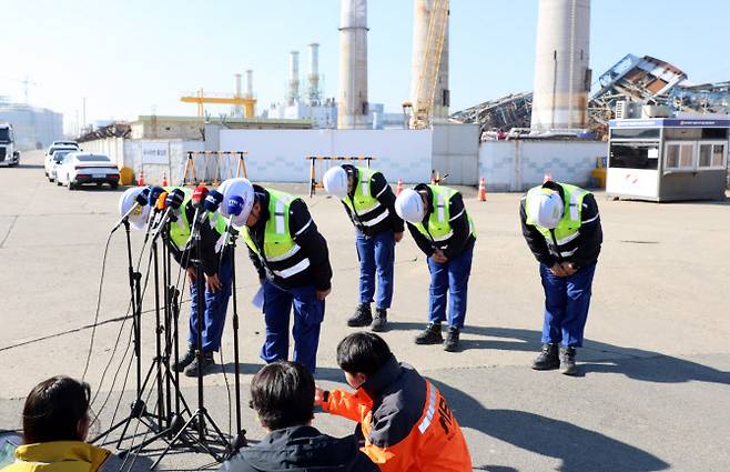 울산화력발전 보일러 타워 해체 공사를 하도급 받아 진행한 코리아카코 석철기 공동대표 등이 15일 사고 현장 앞에서 사과 입장을 밝히고 있다.(사진=연합뉴스)