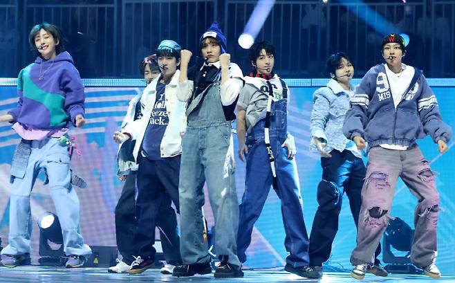 H.O.T. '행복' 무대를 선보이는 아이딧(사진=KGMA 조직위원회)
