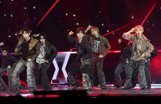 빅뱅의 '뱅뱅뱅'을 부르는 아홉(사진=KGMA 조직위원회)