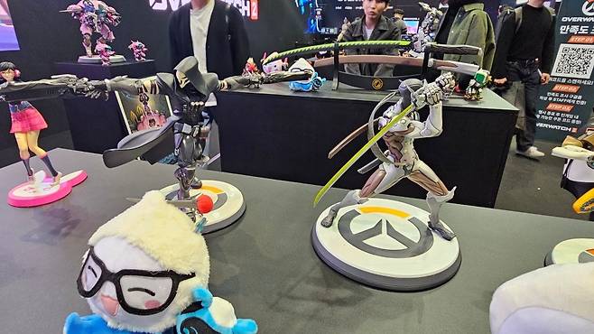 - 존재감을 뿜어내고 있는 리퍼와 겐지 스태츄