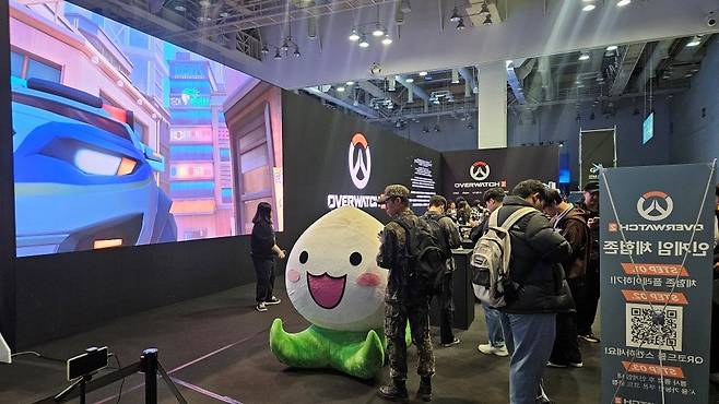 - 군인 관람객도 블리자드 부스를 방문했다