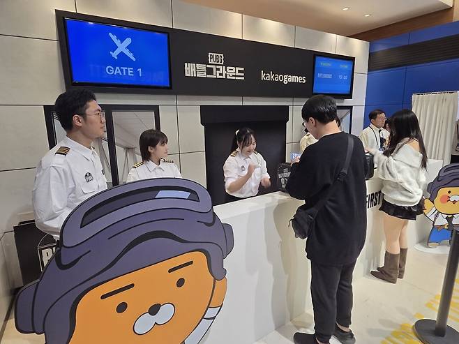 - 웰컴 굿즈는 20만 원 상당의 다양한 굿즈가 담겨진 레디백이다