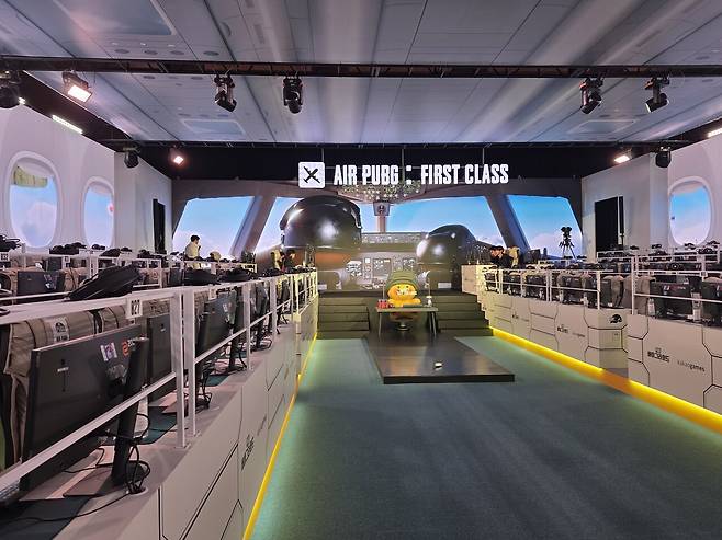 - 비행기 콘셉트로 꾸며진 행사장