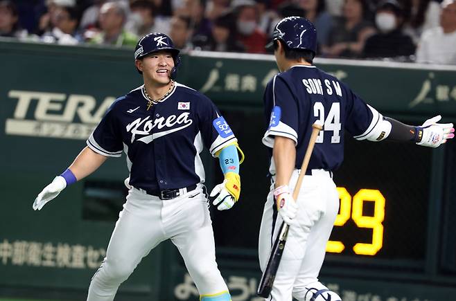 15일 일본 도쿄돔에서 열린 일본과 평가전에서 4회초 안현민(왼쪽)이 2점 홈런을 때려낸 뒤 송성문과 함께 기뻐하고 있다.