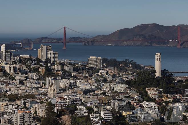 미국 캘리포니아주 샌프란시스코 시내 뒤로 보이는 금문교의 모습. 2021.10.28 ⓒ 로이터=뉴스1 ⓒ News1 김지완 기자