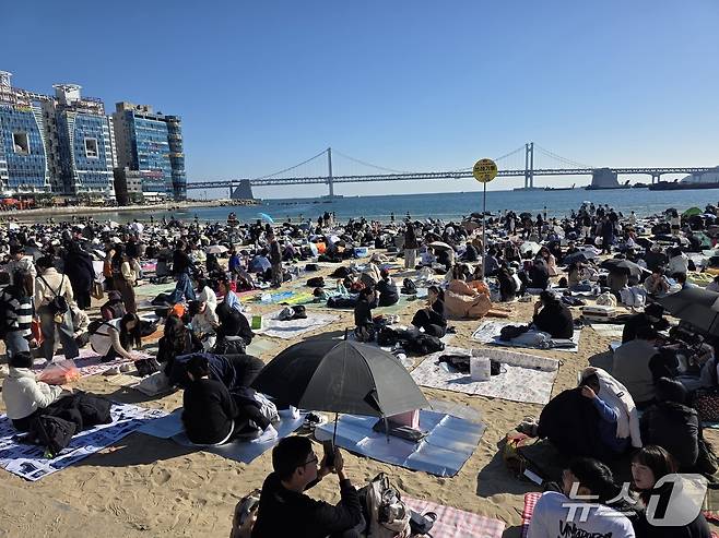 제20회 부산불꽃축제가 열리는 15일 오후 1시 30분쯤 부산 광안리해수욕장에 시민들이 돗자리를 깔고 앉아있다.2025.11.15/뉴스1 ⓒ News1 장광일 기자