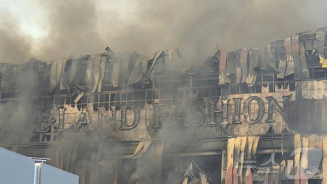 15일 오전 충남 천안 동남구 이랜드패션 물류센터에서 발생한 화재로 건물 외벽 자재가 떨어져 나갔다. 소방 당국은 대응 2단계로 격상해 화재를 진화 중이다. 2025.11.15/뉴스1 ⓒ News1 이시우 기자