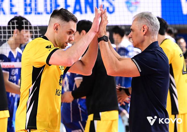 KB손해보험 레오나르도 아폰소 감독(오른쪽)과 아드레스 비예나. (KOVO 제공)