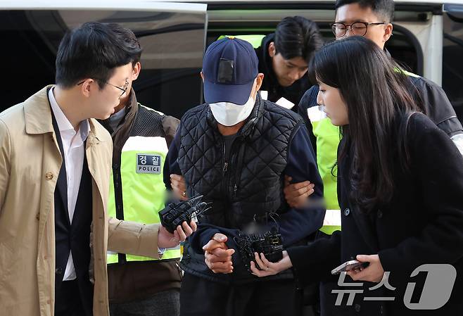 부천 제일시장에서 1톤 트럭으로 돌진사고를 낸 60대 운전자 A씨가 15일 오후 경기 부천시 인천지방법원 부천지원에서 열린 구속 전 피의자 심문(영장실질심사)에 출석하고 있다. 2025.11.15/뉴스1 ⓒ News1 장수영 기자