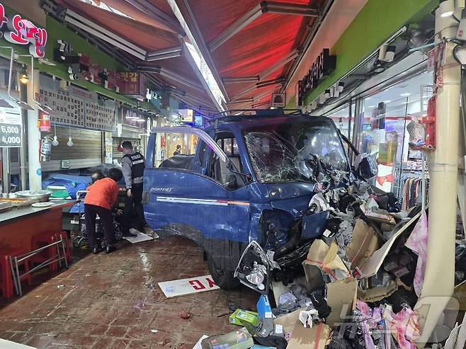 13일 오전 10시 55분쯤 경기 부천 오정구 원종동 제일시장에서 A 씨가 몰던 1톤 트럭이 돌진하는 사고가 발생했다.  (경기 부천소방서 제공. 재판매 및 DB금지) 2025.11.13/뉴스1