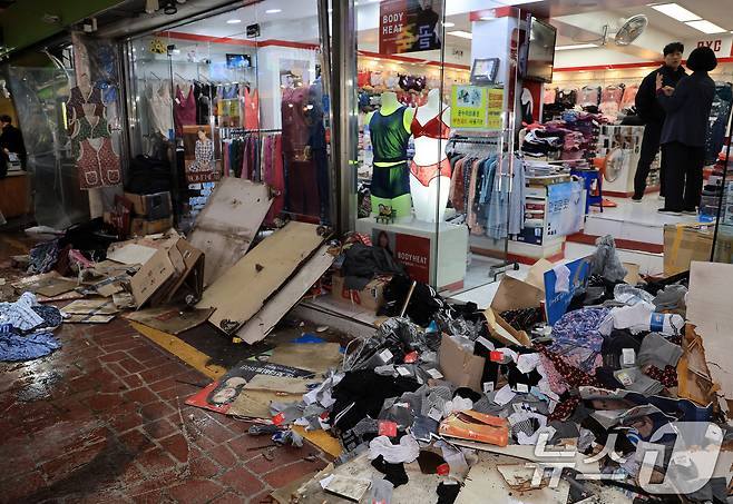 13일 경기 부천 오정구 원종동 제일시장에서 A 씨가 몰던 1톤 트럭이 돌진하는 사고가 발생했다. 사진은 이날 사고 현장의 모습. 2025.11.13/뉴스1 ⓒ News1 이호윤 기자