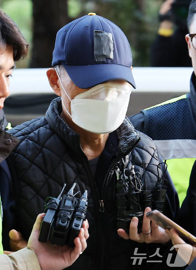 부천 제일시장에서 1톤 트럭으로 돌진사고를 낸 60대 운전자 A씨가 15일 오후 경기 부천시 인천지방법원 부천지원에서 열린 구속 전 피의자 심문(영장실질심사)에 출석하고 있다. 2025.11.15/뉴스1 ⓒ News1 장수영 기자