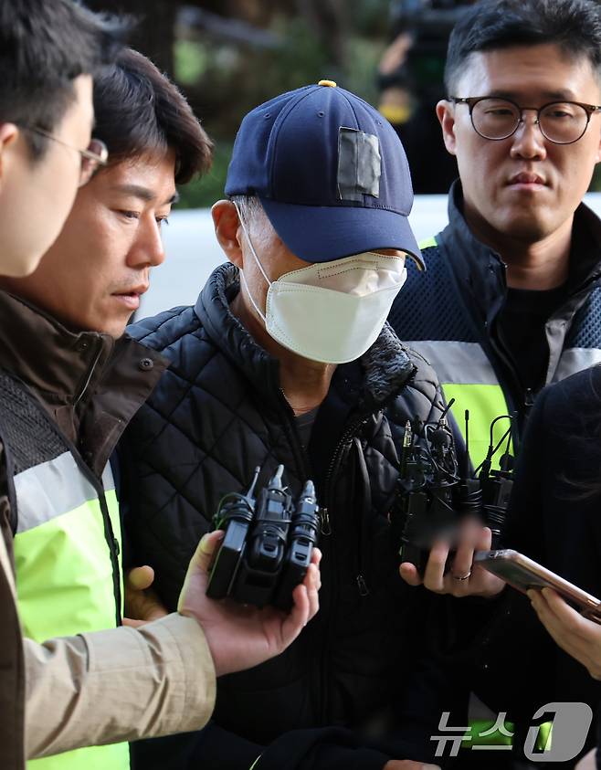 부천 제일시장에서 1톤 트럭으로 돌진사고를 낸 60대 운전자 A씨가 15일 오후 경기 부천시 인천지방법원 부천지원에서 열린 구속 전 피의자 심문(영장실질심사)에 출석하고 있다. 2025.11.15/뉴스1 ⓒ News1 장수영 기자