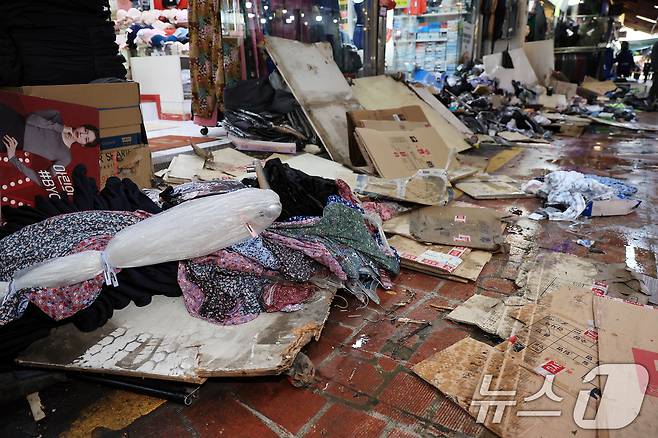 13일 경기 부천 오정구 원종동 제일시장에서 A 씨가 몰던 1톤 트럭이 돌진하는 사고가 발생했다. 사진은 이날 사고 현장의 모습. 2025.11.13/뉴스1 ⓒ News1 이호윤 기자