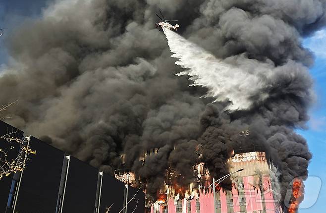 15일 오전 충남 천안 동남구 이랜드패션 물류센터에서 화재가 발생해 소방헬기가 물을 뿌리고 있다. 소방 당국 대응 2단계로 격상해 화재를 진화 중이다. 2025.11.15/뉴스1 ⓒ News1 이시우 기자
