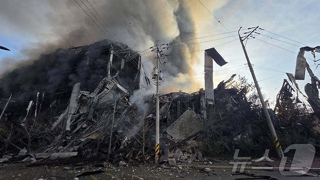 15일 충남 천안 동남구 이랜드패션 물류센터에서 발생한 화재로 건물 일부가 붕괴됐다. 소방 당국은 9시간만에 큰불을 잡았지만 대응 2단계를 유지한 채 화재를 계속 진압 중이다. 2025.11.15/뉴스1 ⓒ News1 이시우 기자