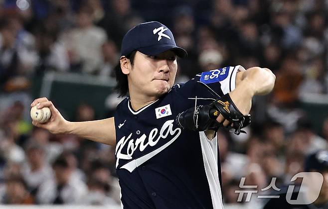 15일 오후 일본 도쿄돔에서 열린 월드베이스볼클래식(WBC) 대비 평가전 '2025 케이 베이스볼 시리즈(K-BASEBALL SERIES)' 일본과의 1차전 경기. 대한민국 선발투수 곽빈이 역투하고 있다. 2025.11.15/뉴스1 ⓒ News1 구윤성 기자