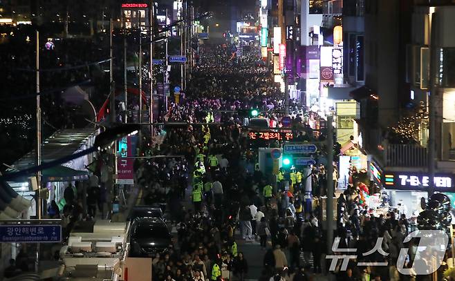 15일 오후 부산 수영구 광안리해수욕장 일대에서 열린 '제20회 부산불꽃축제' 관람을 마친 관람객들이 경찰 통제 속에 귀가하고 있다. 2025.11.15/뉴스1 ⓒ News1 윤일지 기자