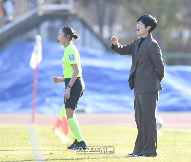 서울시청 유영실 감독이 15일 화천생활체육공원 주경기장에서 열린 2025 WK리그 챔피언결정전 화천 KSPO와 2차전에서 작전지시를 하고 있다.    2025.11.15. 화천 | 최승섭기자 thunder@sportsseoul.com