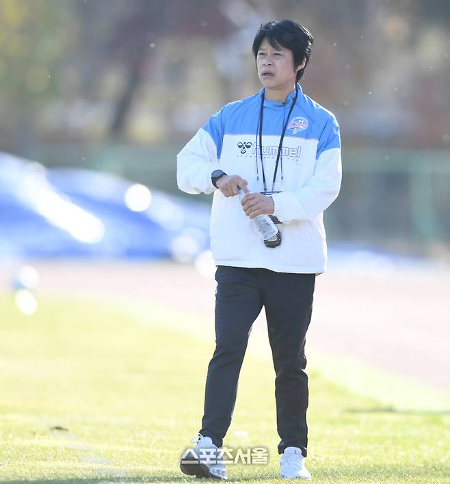 화천 KSPO 강선미 감독이 15일 화천생활체육공원 주경기장에서 열린 2025 WK리그 챔피언결정전 서울시청과 2차전 경기를 지켜보고 있다.  2025.11.15. 화천 | 최승섭기자 thunder@sportsseoul.com