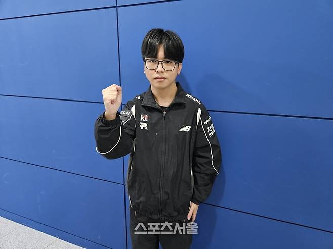 KT 롤스터 ‘우타’ 이지환이 15일 서울 마포구 상암SOOP콜로세움에서 열린 2025 FSL 서머 3·4위전 승리 후 포즈를 취하고 있다. 상암 | 강윤식 기자 skywalker@sportsseoul.com
