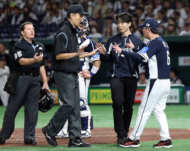 15일 일본 도쿄돔에서 열린 2025 K베이스볼 시리즈 대한민국과 일본의 평가전. 류지현 감독이 그라운드에 나와 심판진에게 어필하고 있다. 사진 | 도쿄=연합뉴스