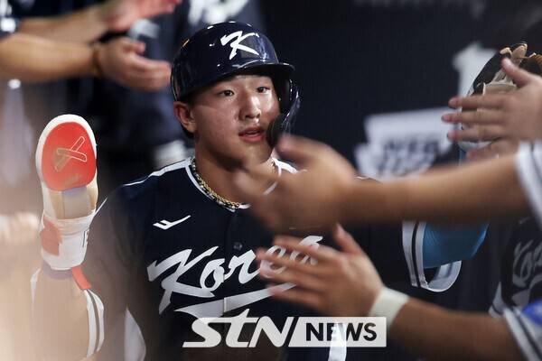 체코와의 평가전에서 안현민이 홈인한 뒤 더그아웃에서 동료들과 하이파이브하고 있다. /사진=뉴시스