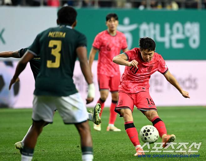 14일 대전월드컵경기장에서 열린 대한민국과 볼리비아의 A매치 평가전. 이강인이 슛팅을 시도하고 있다. 대전=허상욱 기자wook@sportschosun.com/2025.11.14/