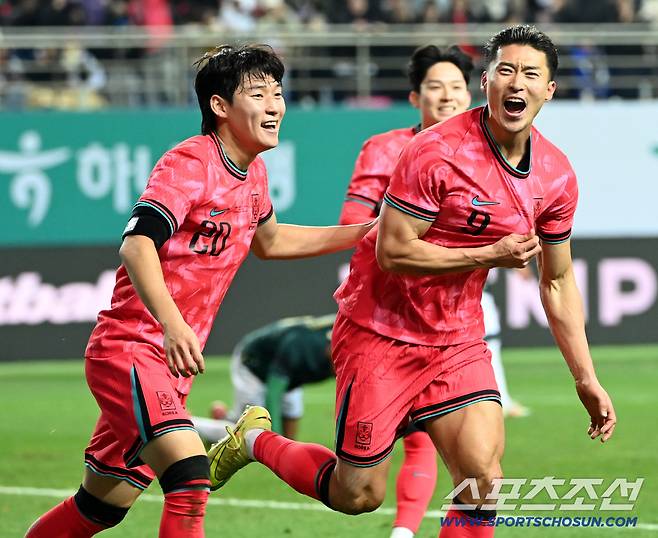 골을 터뜨리며 환호하는 조규성