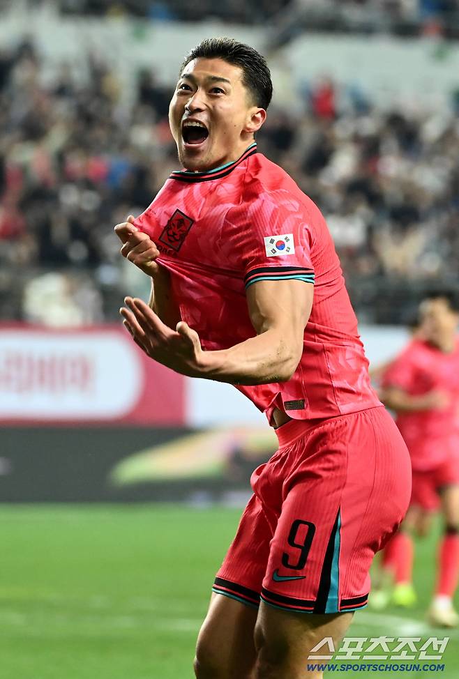 국가대표 앰블럼을 손에 쥐고 뜨거운 환호